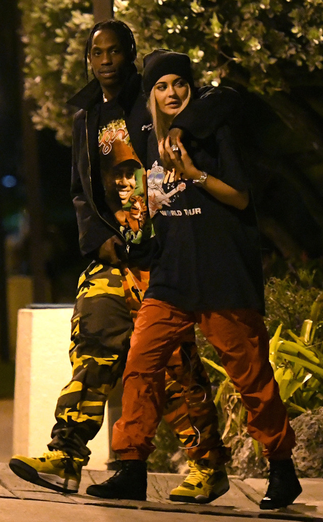 Kylie Jenner Gives Birth To First Child With Travis Scott E Online